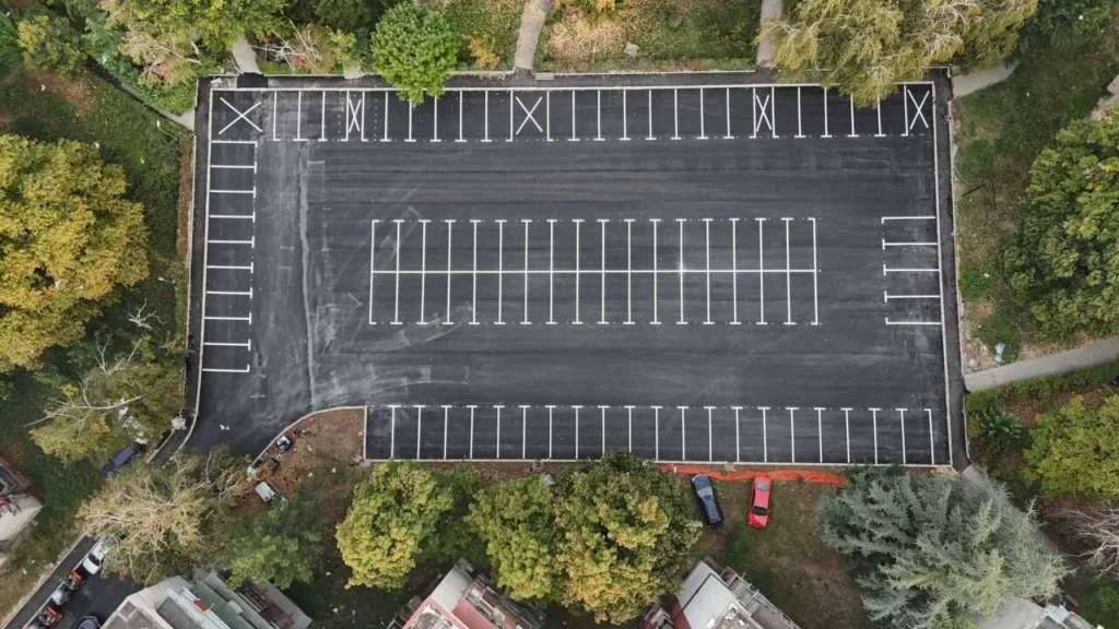 (Фото) Целосна реконструкција на двата паркинга на улицата „Костурска“ во Скопје Север