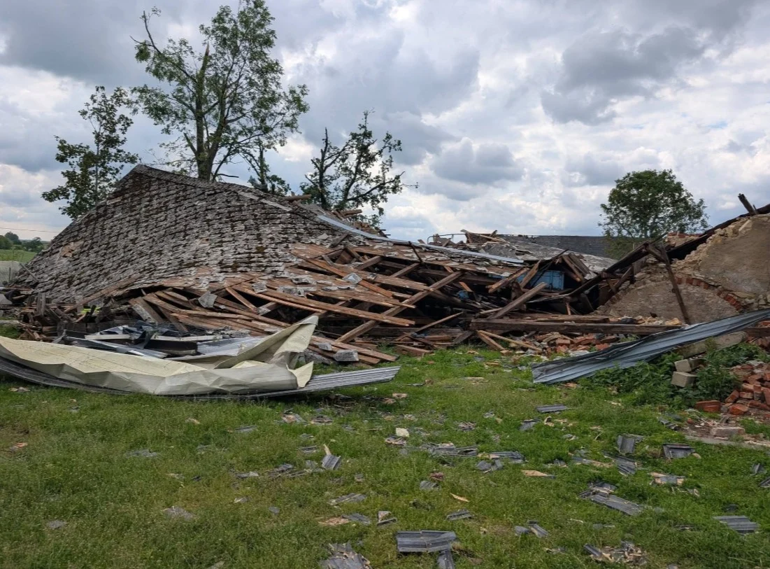 (Фото) Торнадо во Полска: силен вртлог со 200 км/ч рушеше куќи на југот од земјата