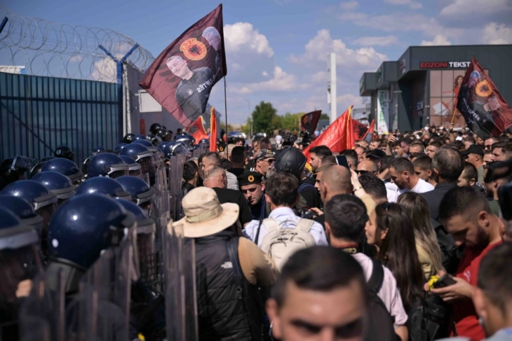 Најмалку 20 повредени во судирите меѓу демонстрантите и полицијата во Приштина