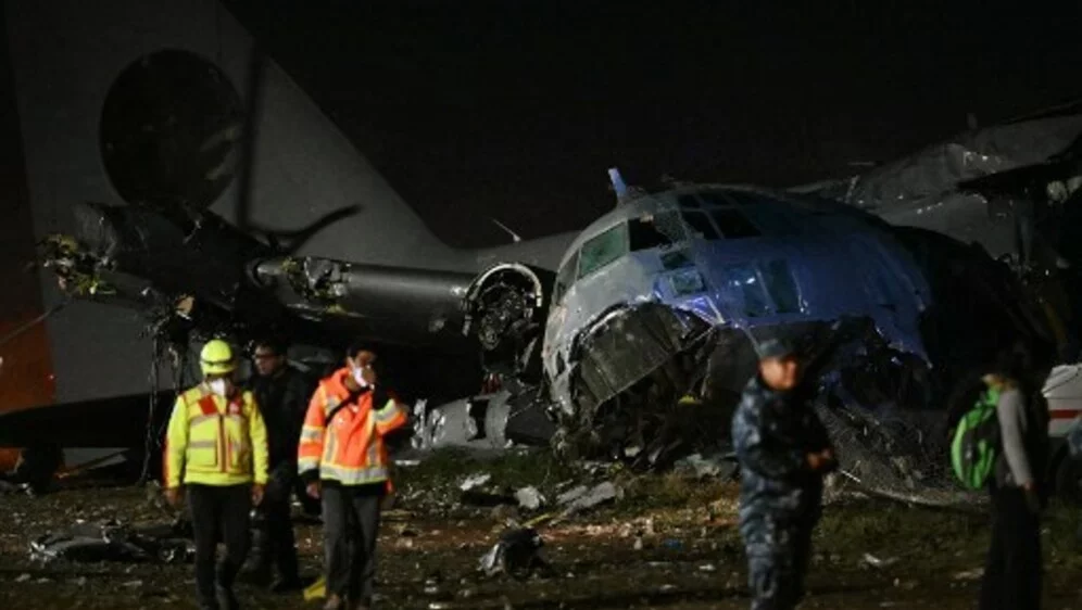 ФОТО/ВИДЕО: Авион кој превезувал пари се урна: Луѓето собирале банкноти по патот