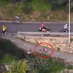 Најужасната несреќа во историјата на велосипедизмот – Италијанката излета преку ограда и остана неподвижна!