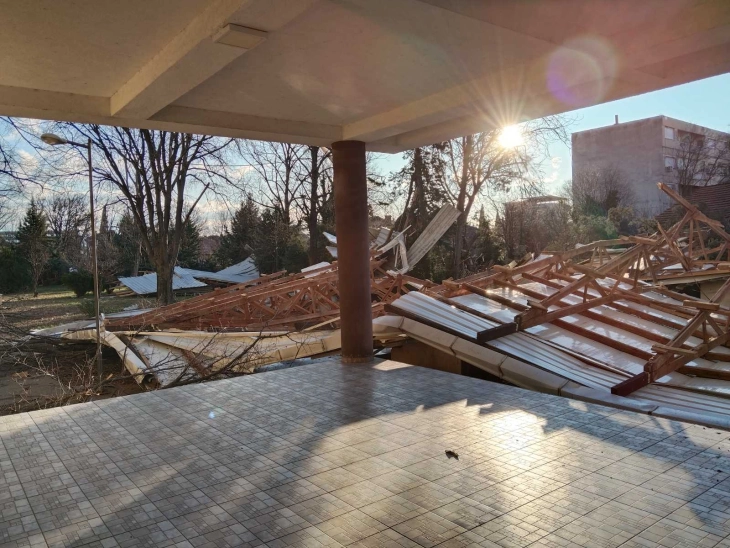 Ветер откорна лимена конструкција од покривот на СОУ „Јосиф Јосифовски“ во Гевгелија