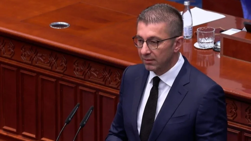 За две години во администрацијата ќе имаат за 40% повисока плата, на владина седница помина Колективниот договор којшто државните институции ќе го потпишуваат со вработените, соопшти Мицкоски