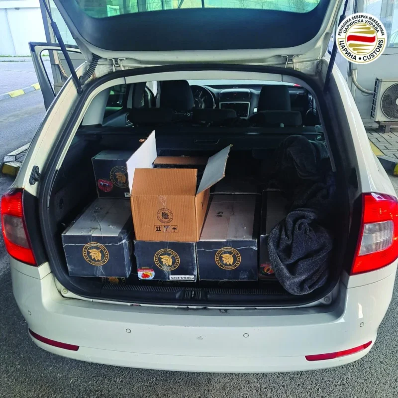 (Фото) На Блаце спречен обид за криумчарење 120 килограми тутун за наргиле