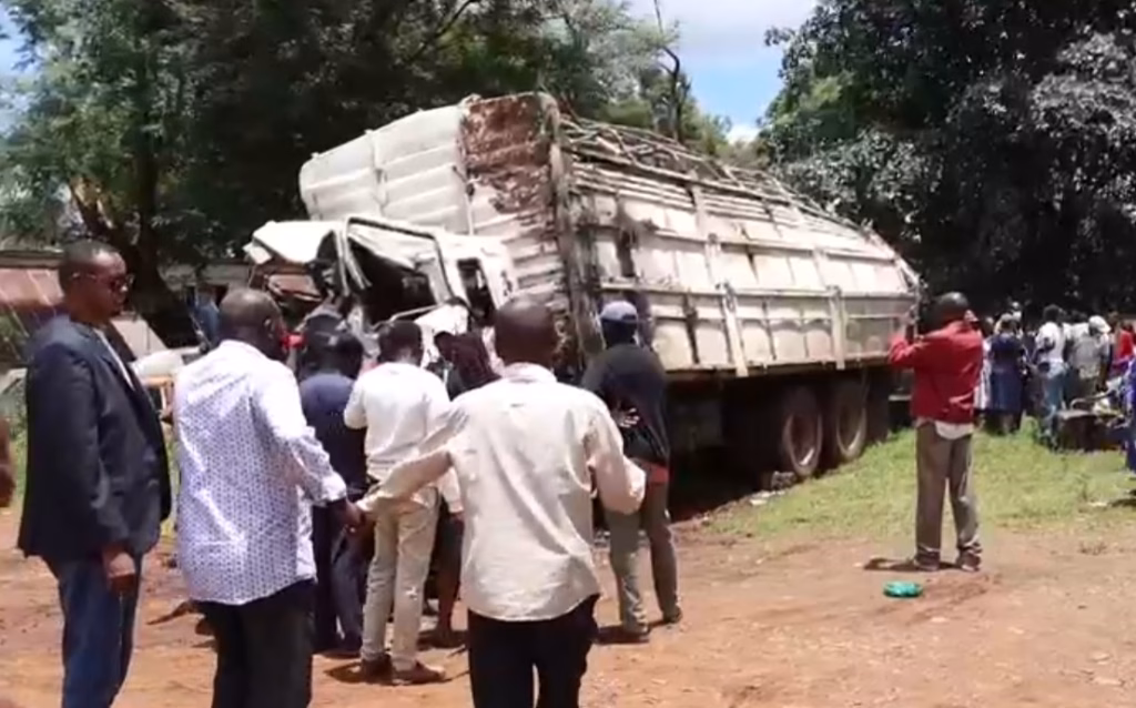 Тешка несреќа во Кенија: Најмалку 16 мртви во судир на автобус и камион