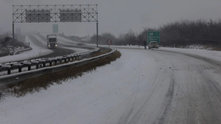 Сите државни патишта се проодни и безбедни за сообраќај, поради врнежите од снег се препорачува внимателно возење