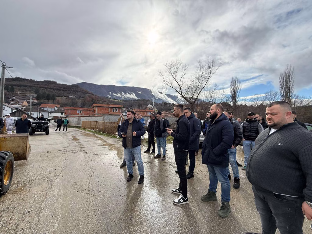 „Мобилизација во Сарај“: Првиот вицепремиер Сали и директорот Али на терен – се испумпува вода од поплавените куќи во Буковиќ