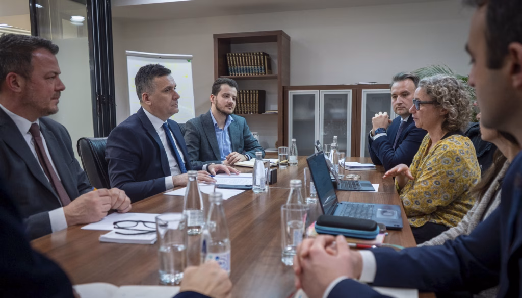 Хоџа: Продолжува партнерството со Светска банка за системска борба против аерозагадувањето