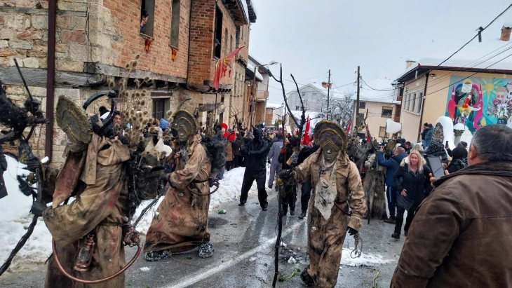 ДЕНЕСКА НА ПЛАДНЕ почнува дефилето под маски на Вевчанскиот карневал