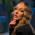 (Фото) Луна Ѓоѓани ги покажа силиконските гради: Позира во едноставна маичка, а сите гледаат во нејзиното бујно деколте