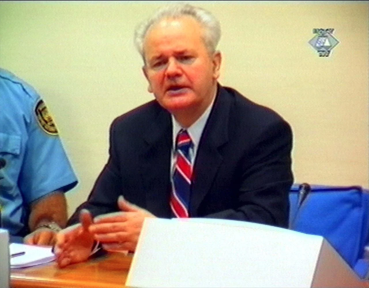 Во Србија одбележани 20 години од смртта на Милошевиќ – неговата внука првпат се појави во јавноста