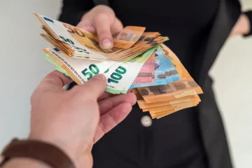 ИЗМАМА ВРЕДНА 15 000 ЕВРА: Тетовец на две лица им ветувал ќе им го среди работниот стаж