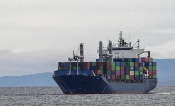 Брод потона во близина на Ормускиот теснец откако беше погоден од ракета