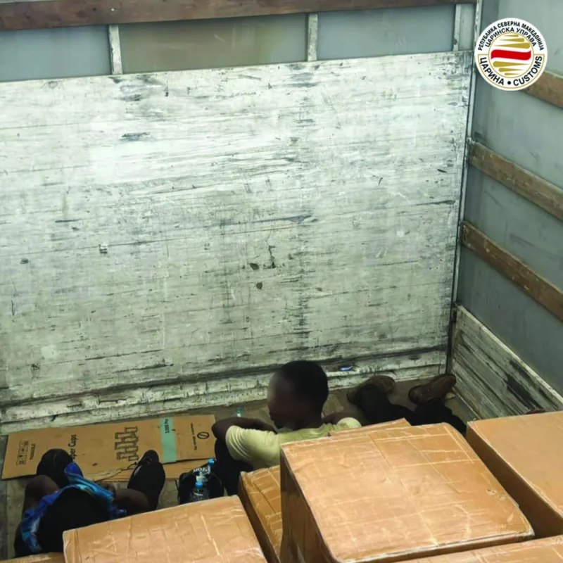 (Фото) Царинските службеници пронајдоа тројца илегални мигранти од Судан: се криеле меѓу кутиите во камион