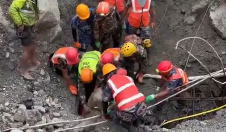 (Видео) Две лица спасени живи од тунел девет дена по поплавите во Непал