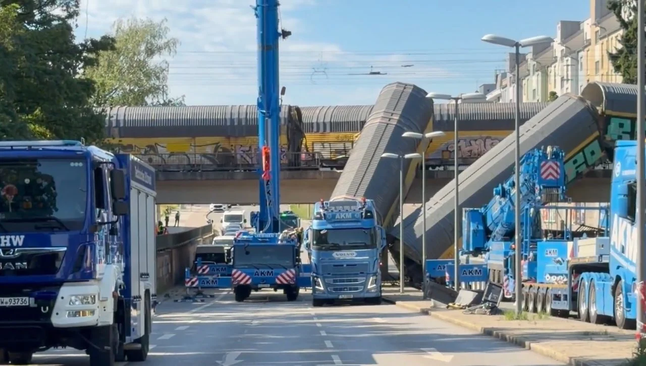 (Видео) Товарни вагони излетаа од шините и паднаа од мост во Минхен