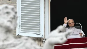 Папата Лав XIV се враќа на должностите по операцијата на белите дробови, во неделата се појави пред верниците
