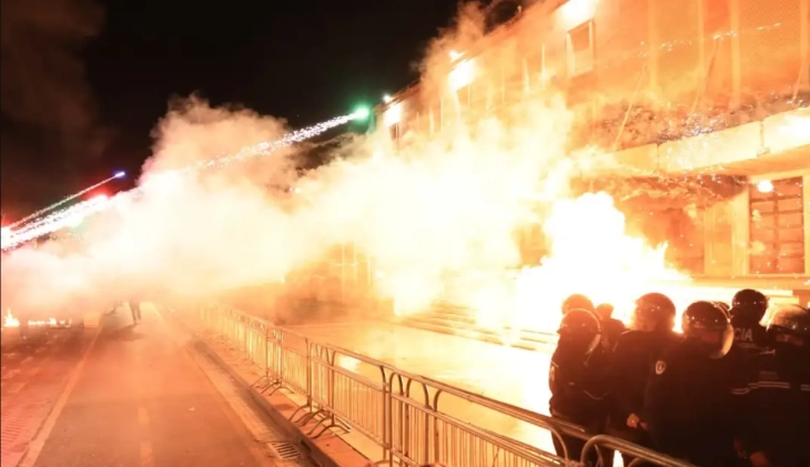 Тензии на протестот на опозицијата во Тирана, Бериша му порача на Рама дека деновите му се избројани