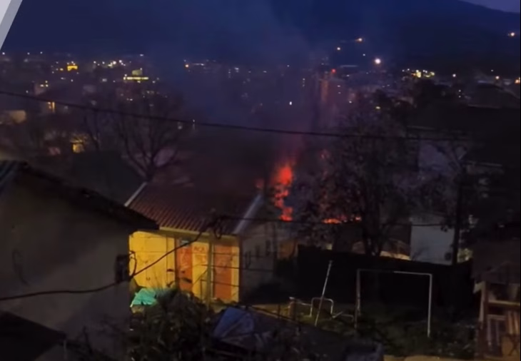 ВИДЕО Експлозии и пожар во гаража во Велес, запалено возило!