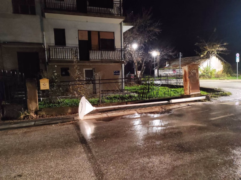ФОТО Падна столб од улично осветлување во Битола