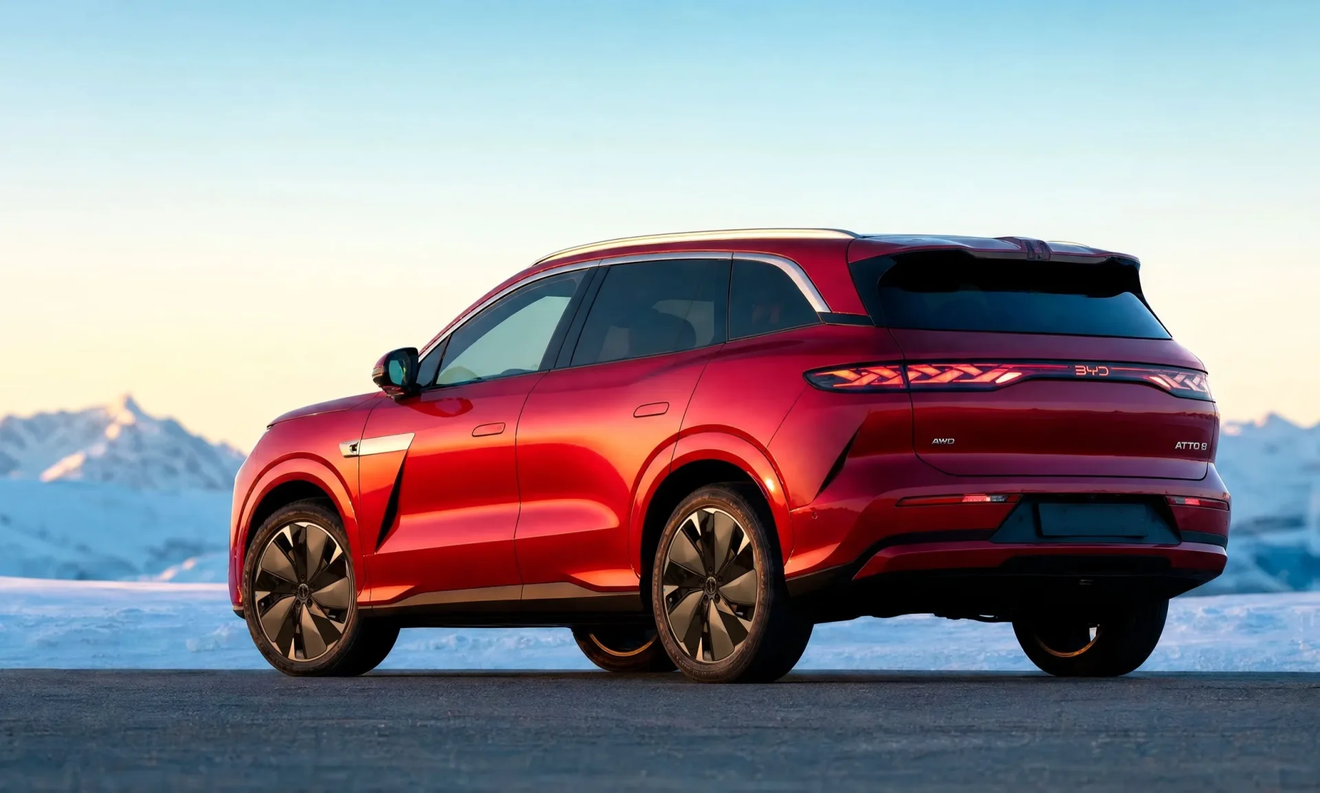 BYD Atto 8 пристигнува во Европа: ЕВ SUV што се полни за девет минути