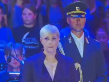 (ВИДЕО) СЛОВЕНЕЧКАТА ПРЕТСЕДАТЕЛКА ИСВИРКАНА НА ДРЖАВНА СВЕЧЕНОСТ: Ја молеше публиката „Пуштете ме да завршам!“