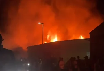 (ВИДЕО) Пожар уништи дискотека во Германија, 750 посетители успеаја да избегаат