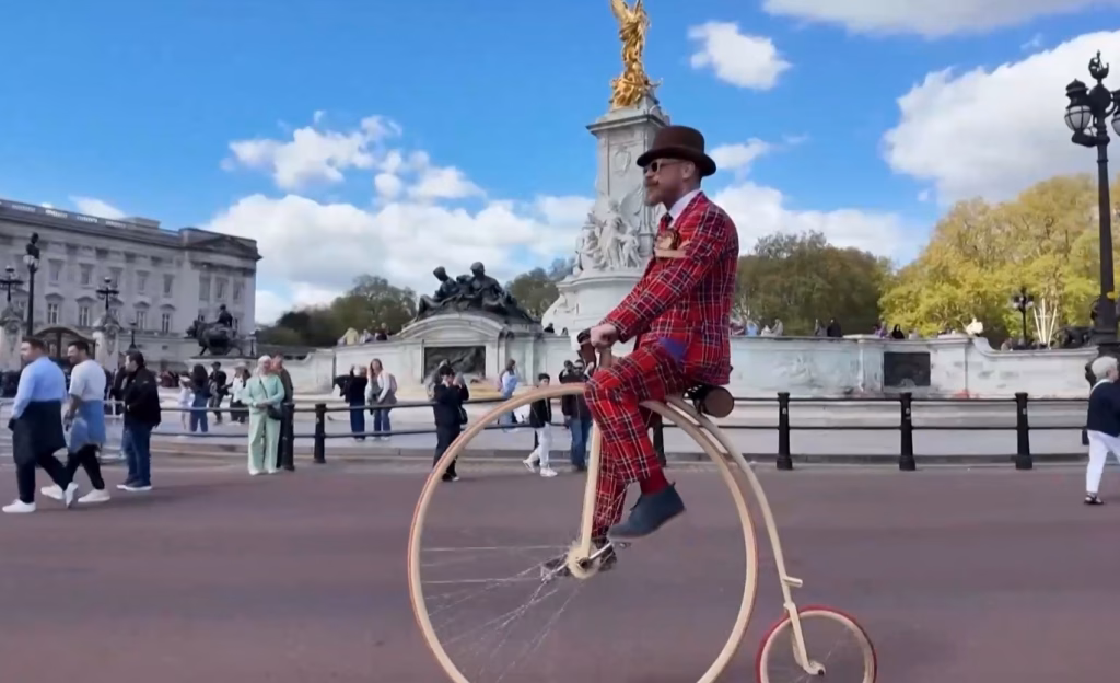 Парада на ретро велосипеди по улиците на Лондон