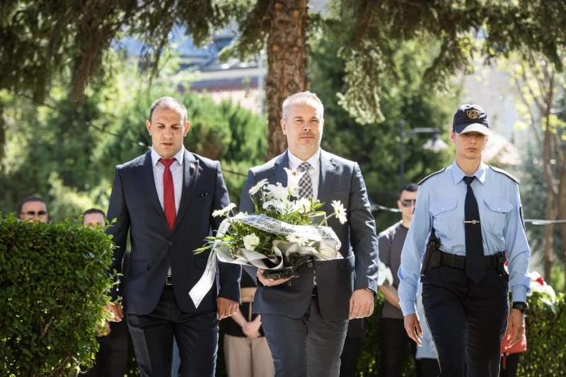 (Фото) 25 години од загинувањето на бранителите кај Вејце: „Битола засекогаш ќе го зачува споменот“