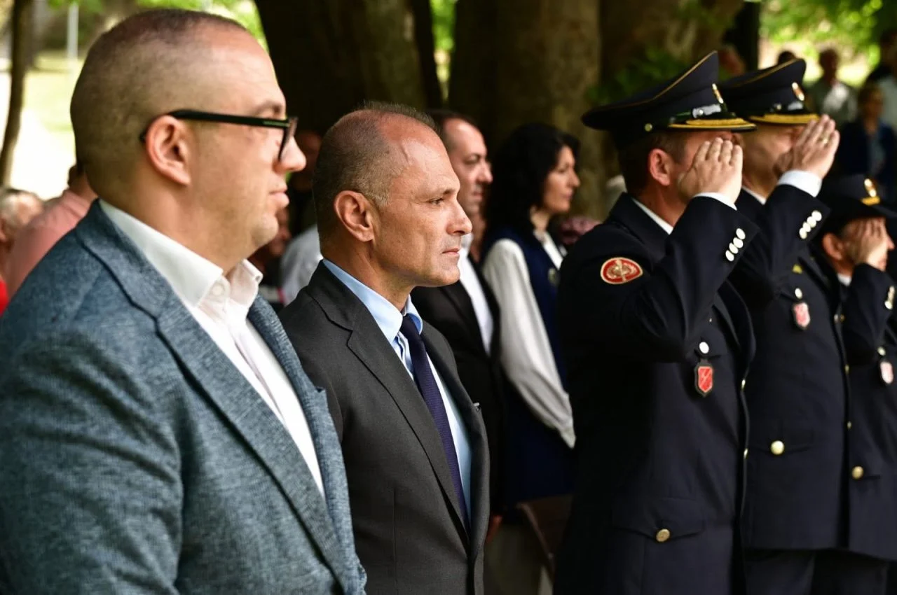 ЗНАМ: Појавата на Филипче пред споменикот на ваташките младинци е суров потсетник на политичкото лицемерие