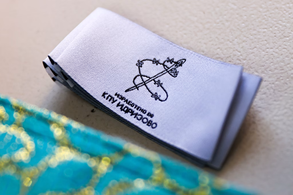 Сиљановска-Давкова ја посети шивалната во „Идризово“ – си доби рачно изработена торба од осуденичките