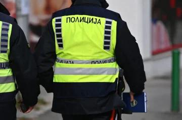 ПОЛИЦАЕЦ ПОБАРАЛ ДА СЕ ПОНИШТИ ПАРКИНГ КАЗНА: Се претставил како службено лице – заврши со кривична пријава
