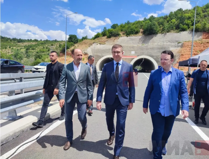 Премиерот Мицкоски и министерот Николоски на почеток на изградба на автопатот Букојчани – Кичево