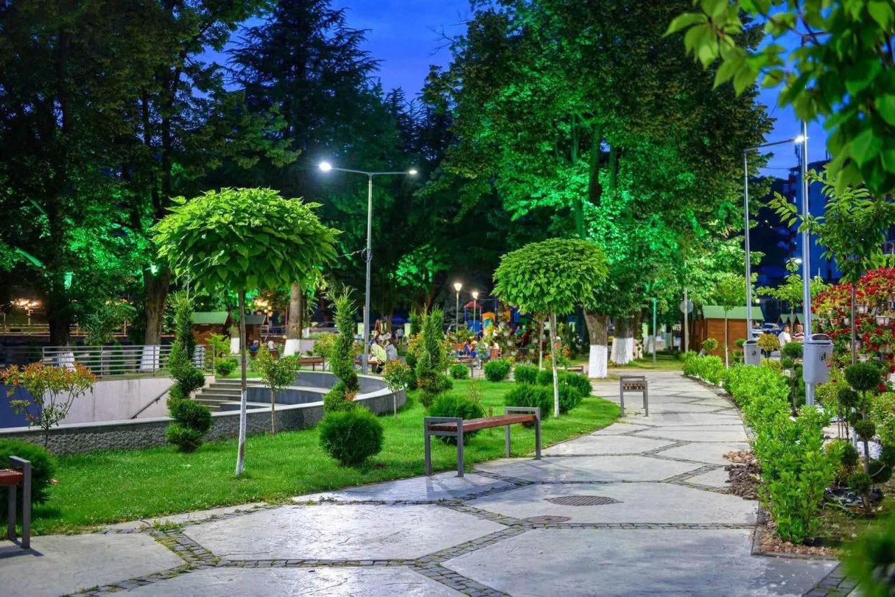 (Фото) Крива Паланка – разеленета, цветна и уредена
