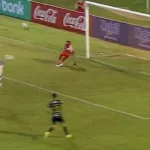 Ваков бизарен гол не сте виделе: Промаши пенал, па топката на неверојатен начин заврши во мрежата (Видео)