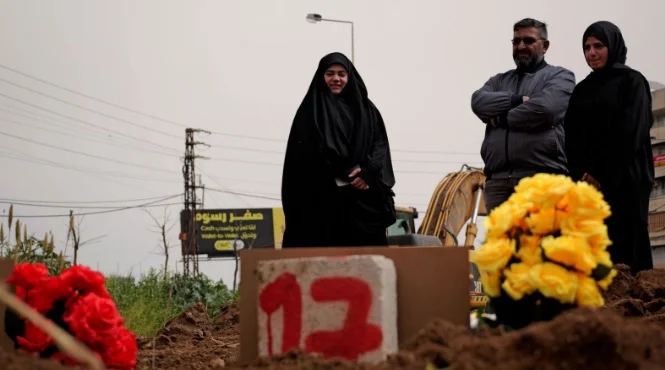 Со плач и прегратки, на импровизирани гробишта се погребуваат загинатите од нападите во Либан