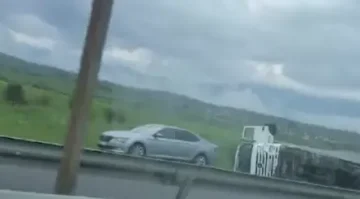 (ВИДЕО) Камион се преврте на скопската обиколница