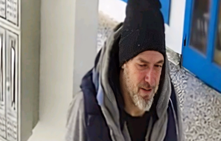 ВОЗНЕМИРУВАЧКО ВИДЕО Маж во Белград нападнал баба со нож пред нејзиниот внук во зграда