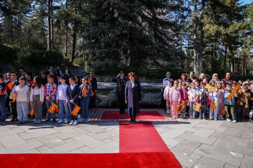 Свечено менување на државното знаме во претседателскиот Кабинет