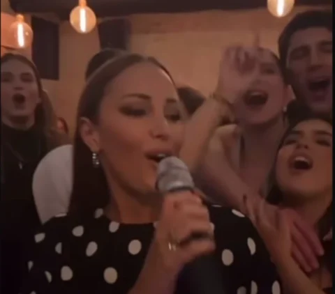 Александра Пријовиќ стана стрина, па запеа: Гала прослава во семејството, братот на Филип доби ќерка