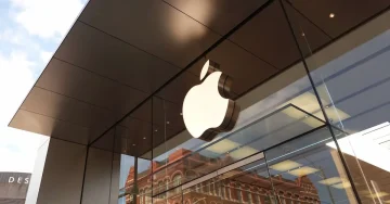 APPLE СО РЕКОРДЕН ПРОФИТ, НО СО ПРЕДУПРЕДУВАЊЕ: Продажбата на iPhone расте, но недостигот на чипови создава проблеми