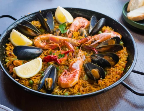 Паелја – медитеранска класика со морски плодови