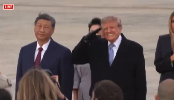 (ВИДЕО) ТРАМП ГО ПРЕЧЕКА ЏИНПИНГ СО НАЈВИСОКИ ПОЧЕСТИ, НО ЕДЕН ДЕТАЛ ПРИВЛЕЧЕ ВНИМАНИЕ Гримасата на американскиот претседател стана хит