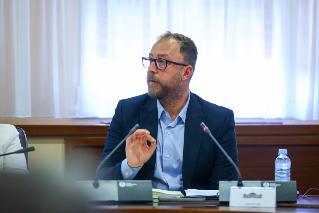 Љутков: Почитта кон македонскиот јазик се покажува со институции, не со декларации