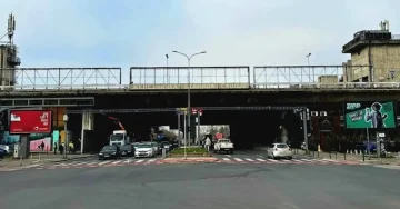 ВРАЌАЊЕ НА АВТЕНТИЧНИОТ ИЗГЛЕД: Продолжува отстранувањето на билбордите и рекламните паноа од Железничката станица – Скопје