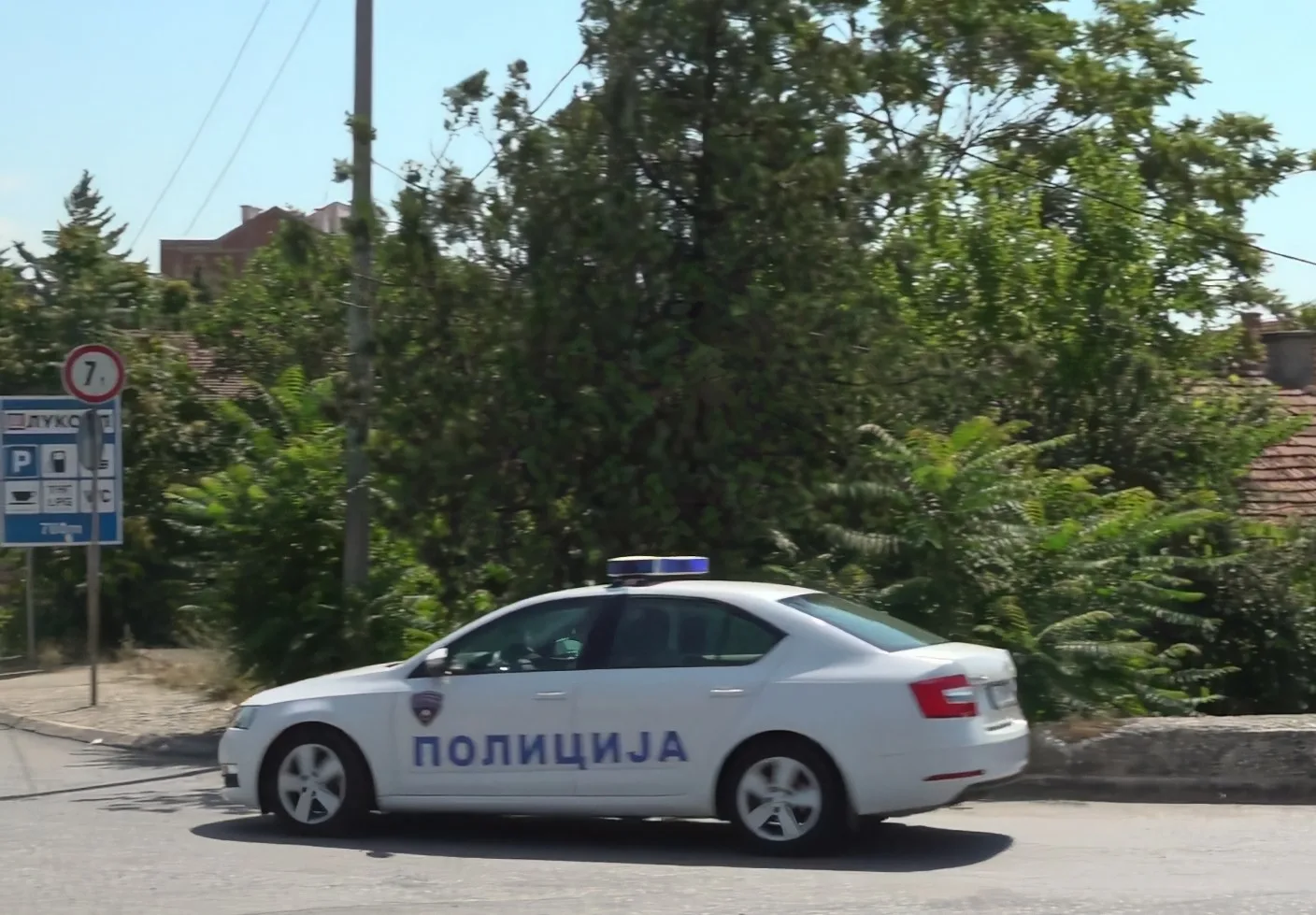 Тешка сообраќајка во Скопје: Излета автомобил и удри во бетонски столб – млад возач и двајца малолетници итно пренесени во скопските клиники