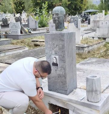 ВЕЧНА СЛАВА ПРЕТСЕДАТЕЛЕ, ИДЕАЛИТЕ ТВОИ СЕ ЗАКЛЕТВИ МОИ: Јане Ченто на вечно почивалиште на прадедото Методија Андонов – Ченто
