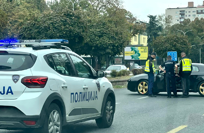 Пијан се судрил со полициска „дачија“