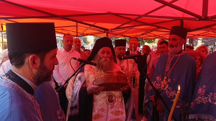 По повод Петровден, митрополитот брегалнички Иларион го освети и пресече славскиот колач