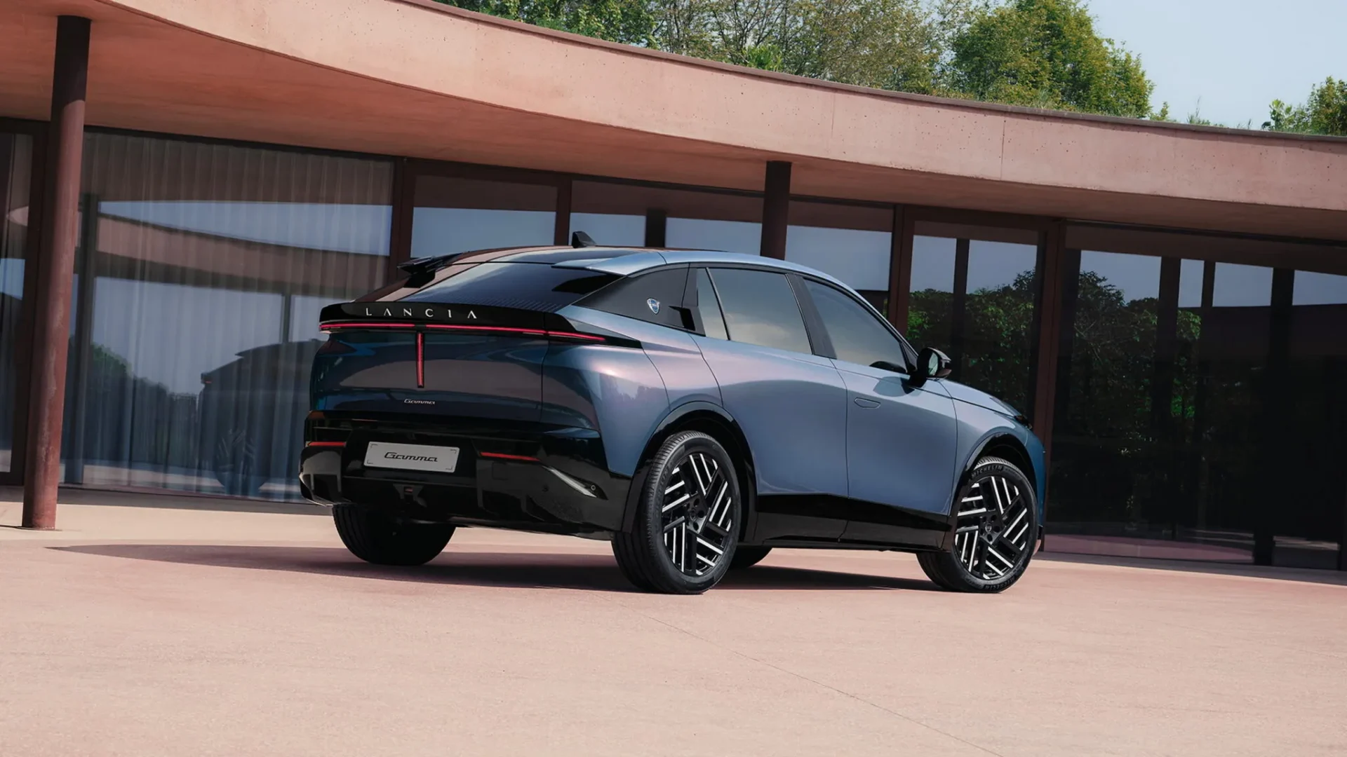 Lancia Gamma се враќа како футуристички fastback кросовер со хибриден и електричен погон